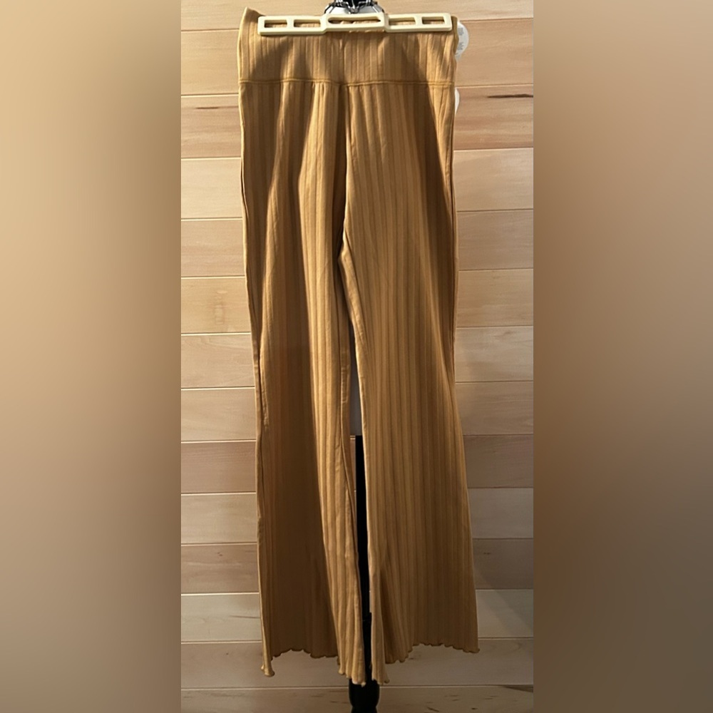 NWT- Aerie OFFLINE BY AERIE OG GROOVE FLARE
LEGGING SIZE MED